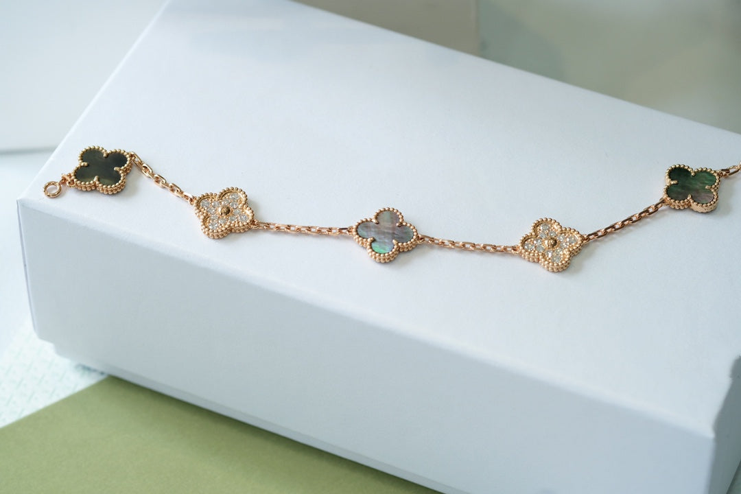 [Kincade Jewelrys] PULSERA DE ORO ROSA CON 5 MOTIVOS DE TRÉBOL, AZUL OSCURO Y DIAMANTES 