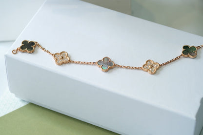 [Kincade Jewelrys] PULSERA DE ORO ROSA CON 5 MOTIVOS DE TRÉBOL, AZUL OSCURO Y DIAMANTES 