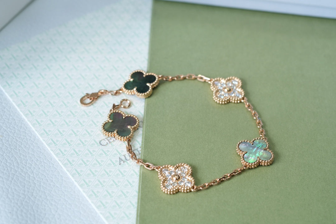 [Kincade Jewelrys] PULSERA DE ORO ROSA CON 5 MOTIVOS DE TRÉBOL, AZUL OSCURO Y DIAMANTES 