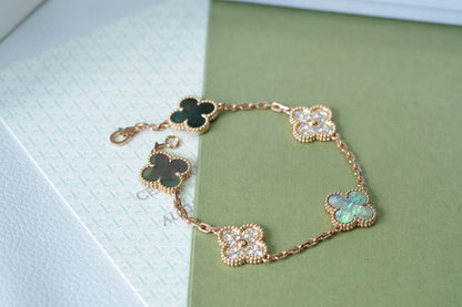 [Kincade Jewelrys] PULSERA DE ORO ROSA CON 5 MOTIVOS DE TRÉBOL, AZUL OSCURO Y DIAMANTES 