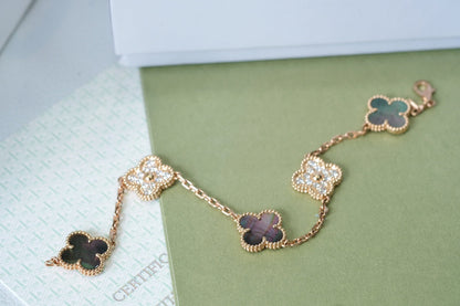 [Kincade Jewelrys] PULSERA DE ORO ROSA CON 5 MOTIVOS DE TRÉBOL, AZUL OSCURO Y DIAMANTES 