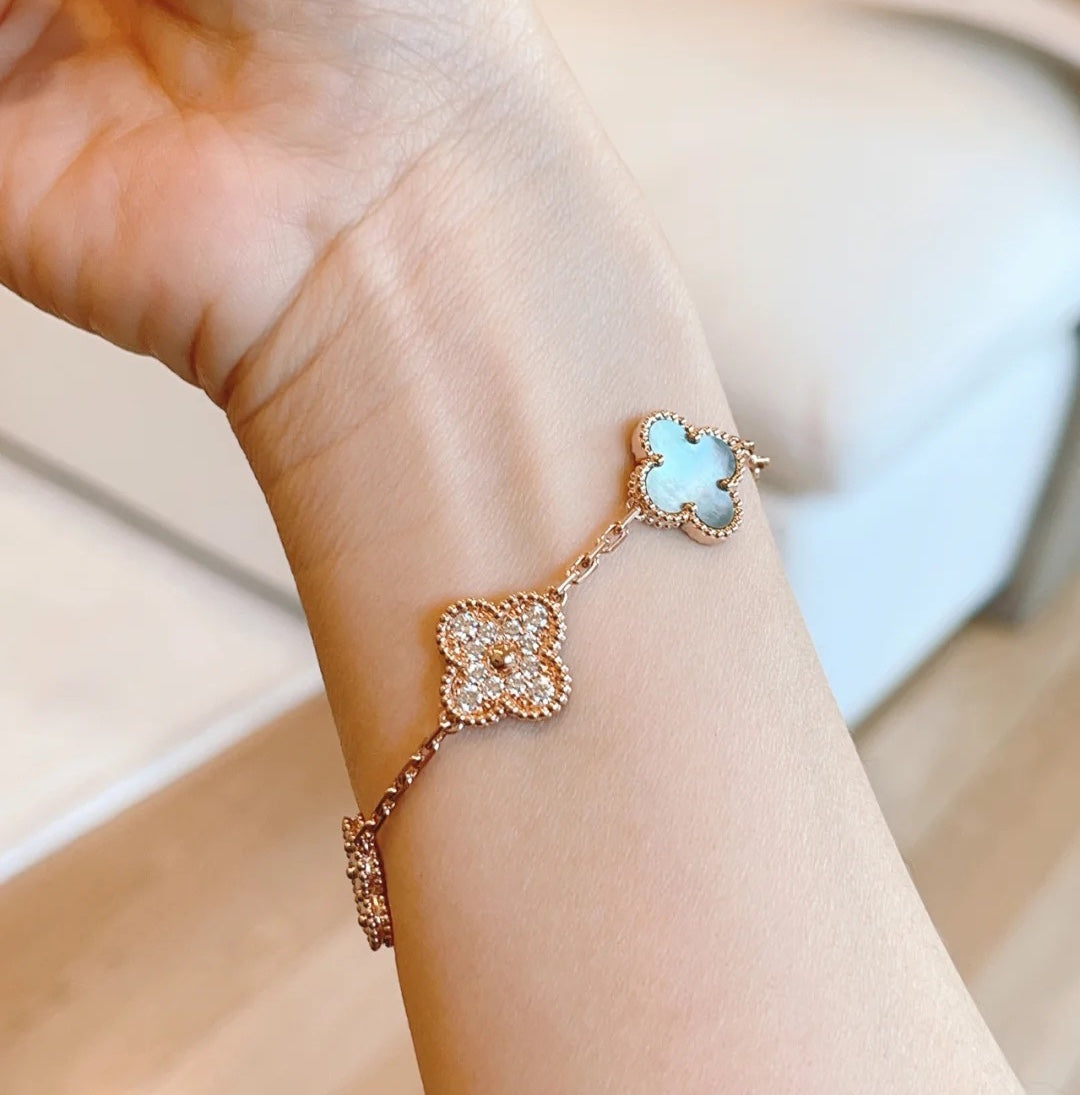 [Kincade Jewelrys] PULSERA DE ORO ROSA CON 5 MOTIVOS DE TRÉBOL, AZUL OSCURO Y DIAMANTES 